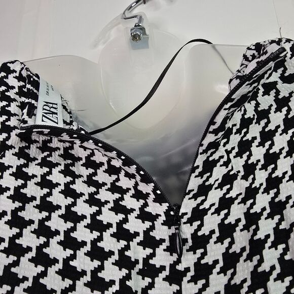 4/$35 ZARA Black and White Houndstooth Top - Picture 3 of 6